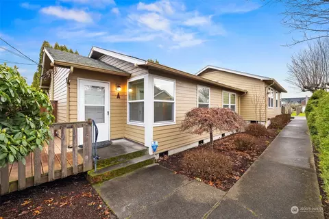 1017 7th Ave SW, Puyallup, WA 98371