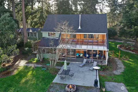 4810 Martin Dr, Clinton, WA 98236