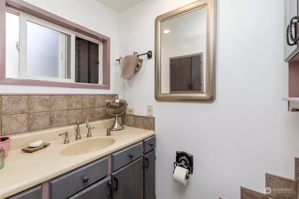 Bath - 10149 Frontier Pl NW, Silverdale, WA 98383 photo 2 of 2