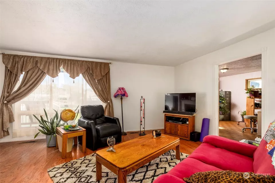 Living - 10149 Frontier Pl NW, Silverdale, WA 98383 photo 2 of 3