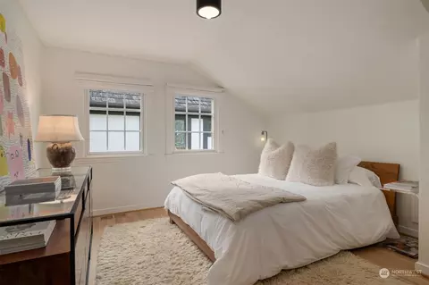 Bedroom - 2111 Broadmoor Dr E, Seattle, WA 98112 photo 4 of 5