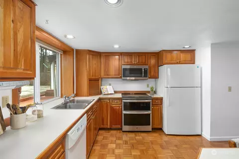 Kitchen - 22904 49th Ave SE, Bothell, WA 98021 photo 4 of 5