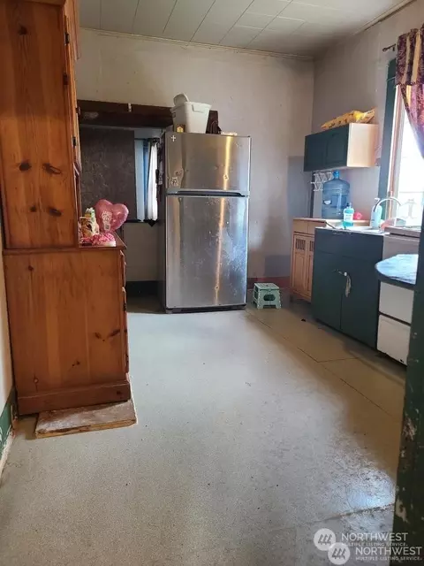 Kitchen - 710 Duryea St, Raymond, WA 98577 photo 1 of 3