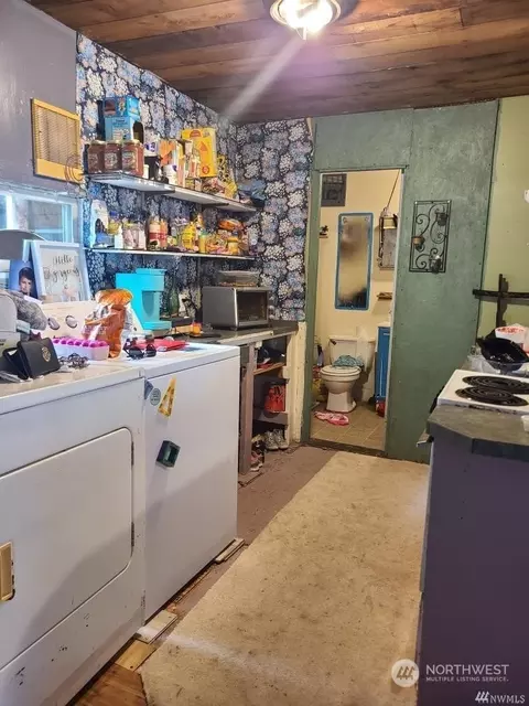 Kitchen - 710 Duryea St, Raymond, WA 98577 photo 2 of 3