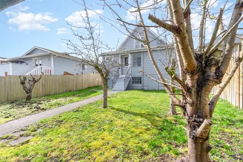 Exterior - 1305 E Marine View Dr, Everett, WA 98201 photo 8 of 10