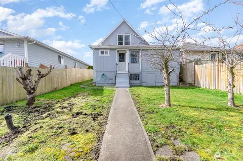 Exterior - 1305 E Marine View Dr, Everett, WA 98201 photo 9 of 10