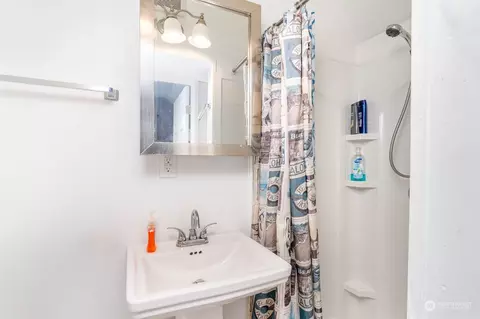 Bath - 1305 E Marine View Dr, Everett, WA 98201 photo 4 of 5