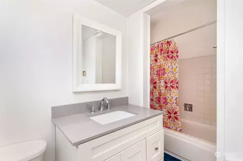 Bath - 1305 E Marine View Dr, Everett, WA 98201 photo 3 of 5