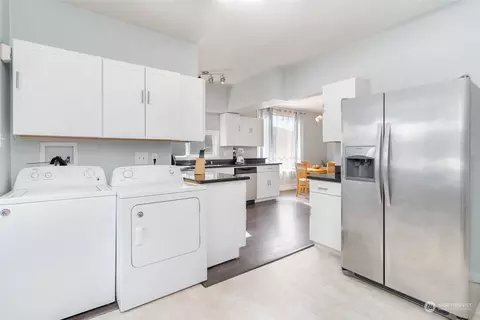 Kitchen - 1305 E Marine View Dr, Everett, WA 98201 photo 3 of 3