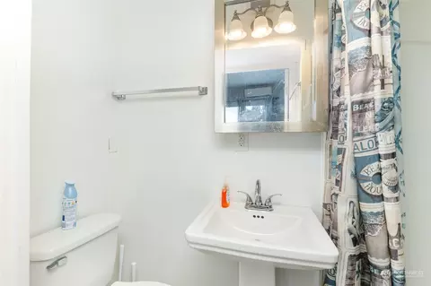 Bath - 1305 E Marine View Dr, Everett, WA 98201 photo 5 of 5