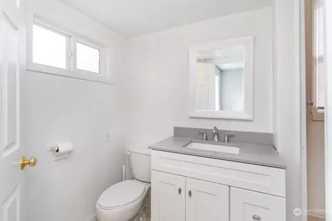 Bath - 1305 E Marine View Dr, Everett, WA 98201 photo 2 of 5