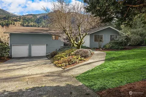 1740 Brookside Dr SE, Issaquah, WA 98027