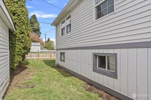 Exterior - 3010 26th St, Everett, WA 98201 photo 6 of 10