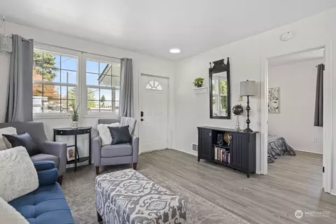 Living - 3010 26th St, Everett, WA 98201 photo 3 of 5
