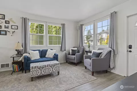Living - 3010 26th St, Everett, WA 98201 photo 2 of 5