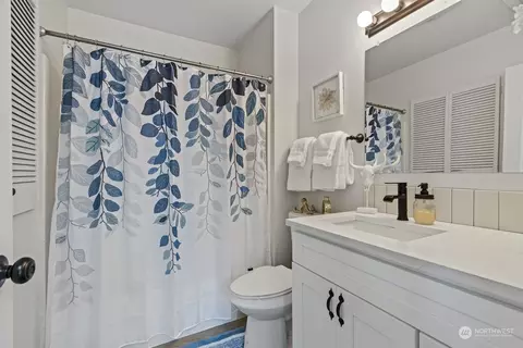 Bath - 3010 26th St, Everett, WA 98201 photo 1 of 1