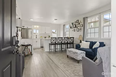 Living - 3010 26th St, Everett, WA 98201 photo 1 of 5