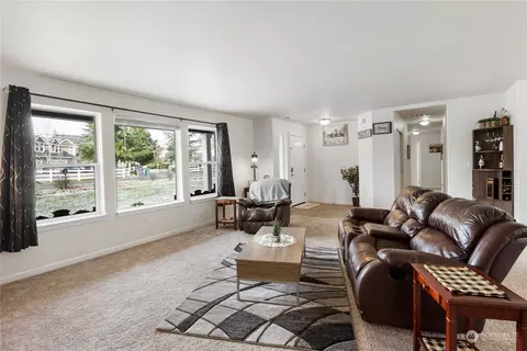 Living - 38316 244th Ave SE, Enumclaw, WA 98022 photo 1 of 2