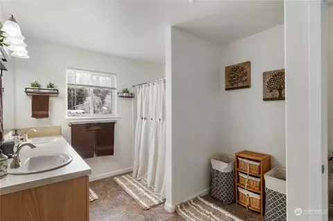 Bath - 38316 244th Ave SE, Enumclaw, WA 98022 photo 1 of 2