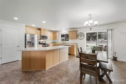 Kitchen - 38316 244th Ave SE, Enumclaw, WA 98022 photo 2 of 3
