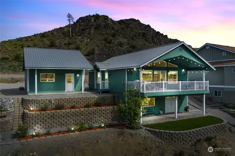 18 Frontage Rd, Pateros, WA 98846