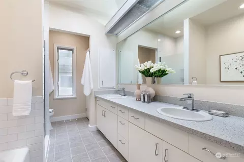 Bath - 702 13th Ave E, Seattle, WA 98102 photo 3 of 3