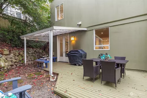 Exterior - 702 13th Ave E, Seattle, WA 98102 photo 4 of 7