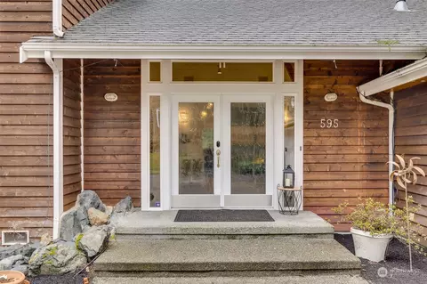 595 Waynes Ridge Cir, Camano Island, WA 98282