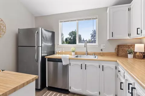 Kitchen - 820 Cady Rd #E306, Everett, WA 98203 photo 1 of 3
