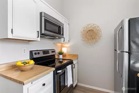Kitchen - 820 Cady Rd #E306, Everett, WA 98203 photo 2 of 3