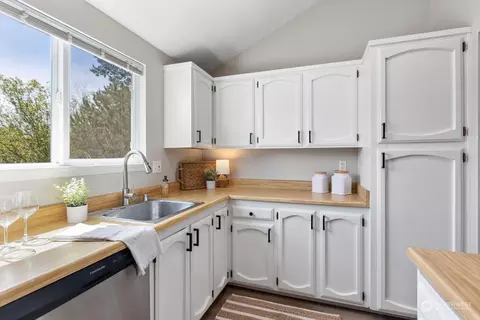 Kitchen - 820 Cady Rd #E306, Everett, WA 98203 photo 3 of 3
