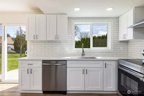 Kitchen - 302 Whitesell Ct NW, Orting, WA 98360 photo 2 of 7