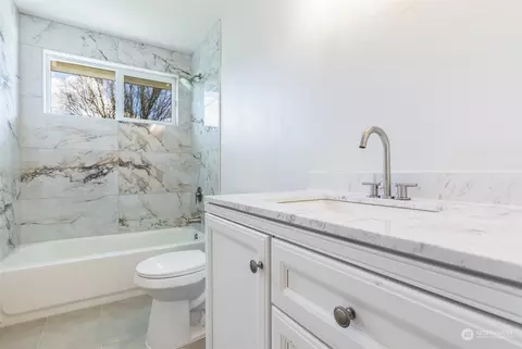 Bath - 302 Whitesell Ct NW, Orting, WA 98360 photo 1 of 1