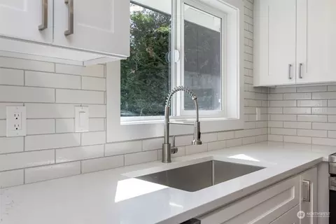 Kitchen - 302 Whitesell Ct NW, Orting, WA 98360 photo 5 of 7