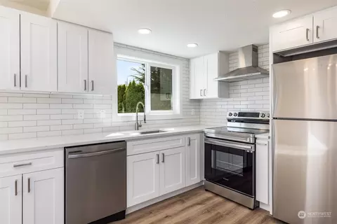 Kitchen - 302 Whitesell Ct NW, Orting, WA 98360 photo 3 of 7