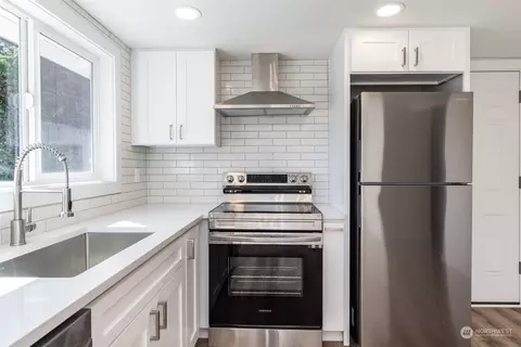 Kitchen - 302 Whitesell Ct NW, Orting, WA 98360 photo 4 of 7