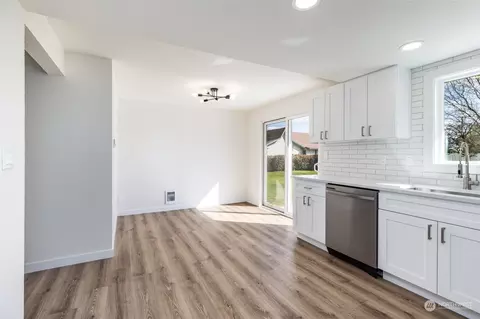 Kitchen - 302 Whitesell Ct NW, Orting, WA 98360 photo 7 of 7