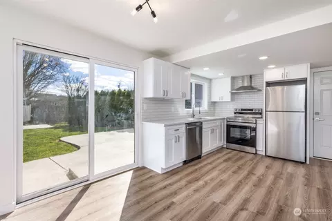 Kitchen - 302 Whitesell Ct NW, Orting, WA 98360 photo 6 of 7