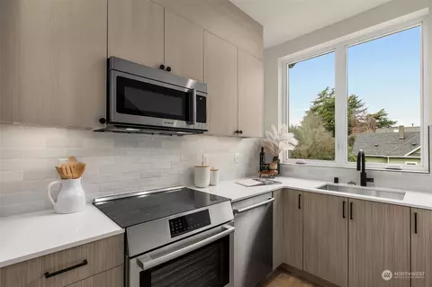218 D 10th Ave E, Seattle, WA 98102 photo 8