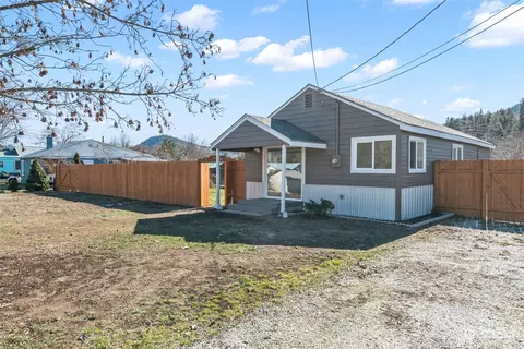 8769 School St, Dryden, WA 98821