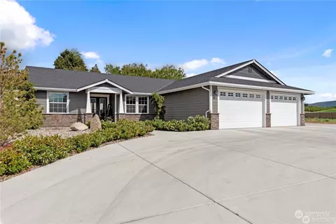 3021 NW Delcon Dr, East Wenatchee, WA 98802