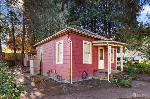 5834 Woodlawn Ave N, Seattle, WA 98103