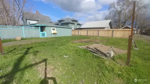 Exterior - 415 W Cherry St, Walla Walla, WA 99362 photo 5 of 7