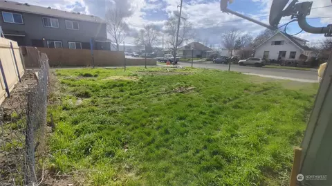 Exterior - 415 W Cherry St, Walla Walla, WA 99362 photo 6 of 7