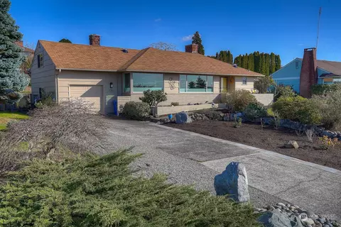 1261 S Fernside Dr, Tacoma, WA 98465