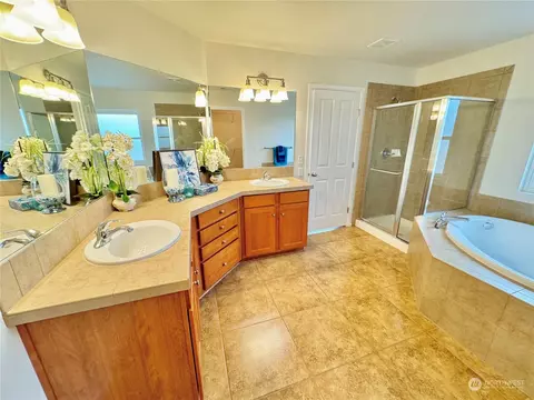 Bath - 14111 5th Pl W, Everett, WA 98208 photo 3 of 4