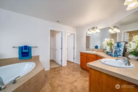 Bath - 14111 5th Pl W, Everett, WA 98208 photo 2 of 4