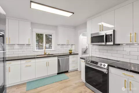 Kitchen - 6919 Cady Rd, Everett, WA 98203 photo 2 of 4