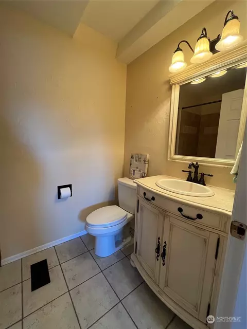 Bath - 7441 E Grapeview Loop Rd, Allyn, WA 98524 photo 2 of 3