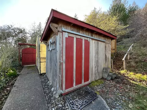 Exterior - 7441 E Grapeview Loop Rd, Allyn, WA 98524 photo 7 of 12